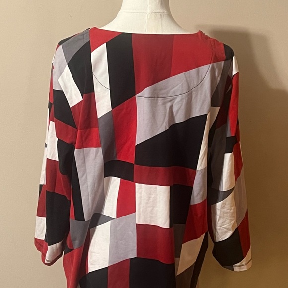Like New Alfred Dunner Red and Black Geometric Blouse - Picture 8 of 16
